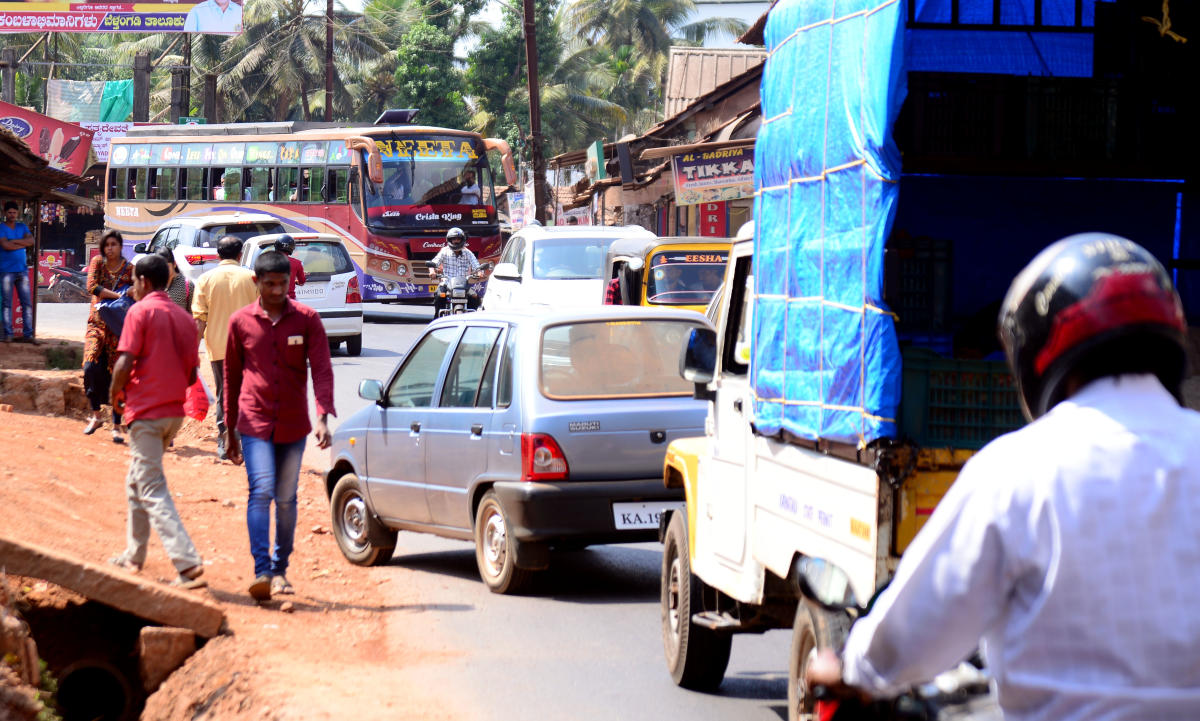 Narrow road leads to frequent traffic jams
