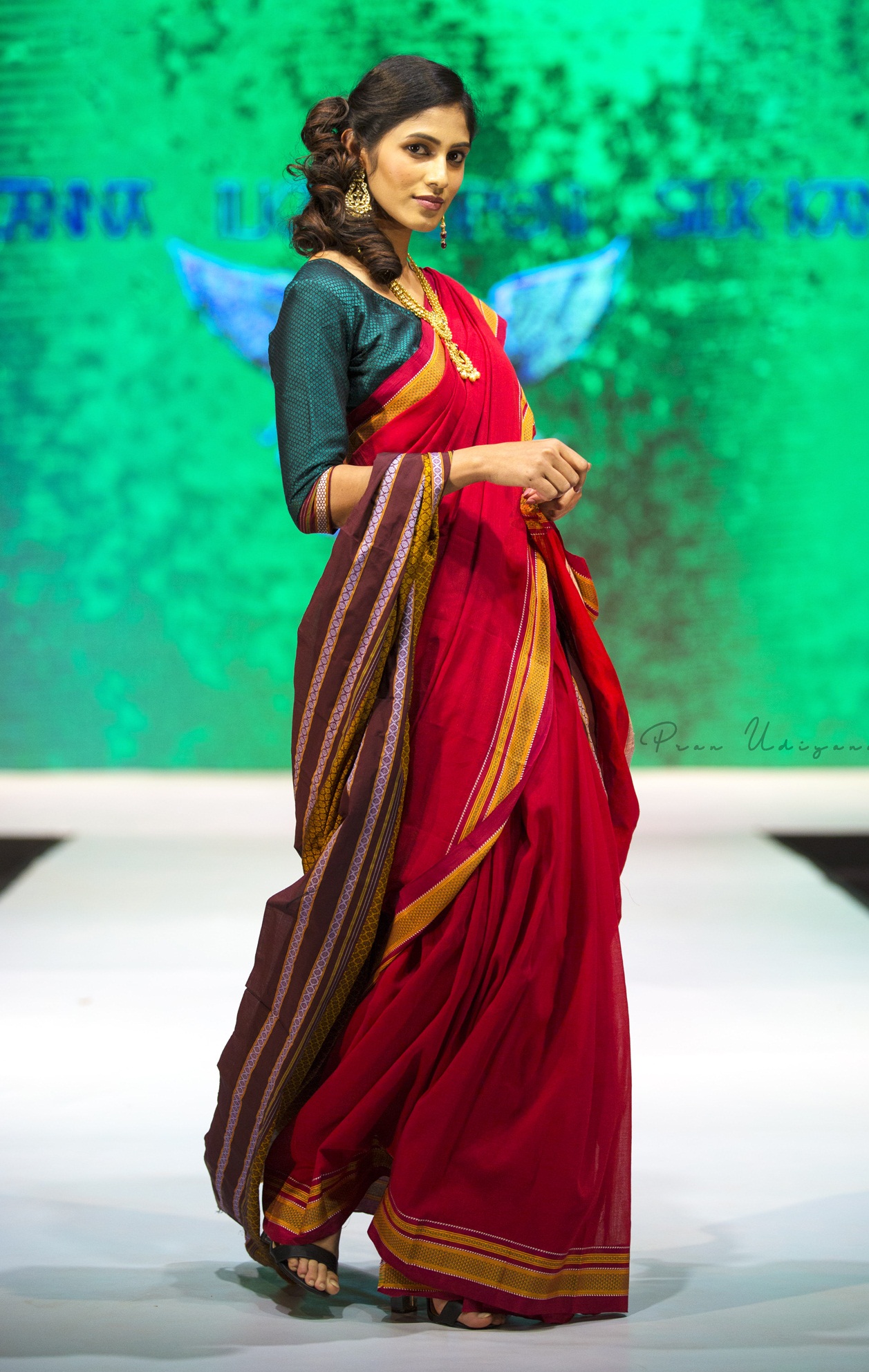Traditional saris get modern makeover Traditional saris get modern makeover