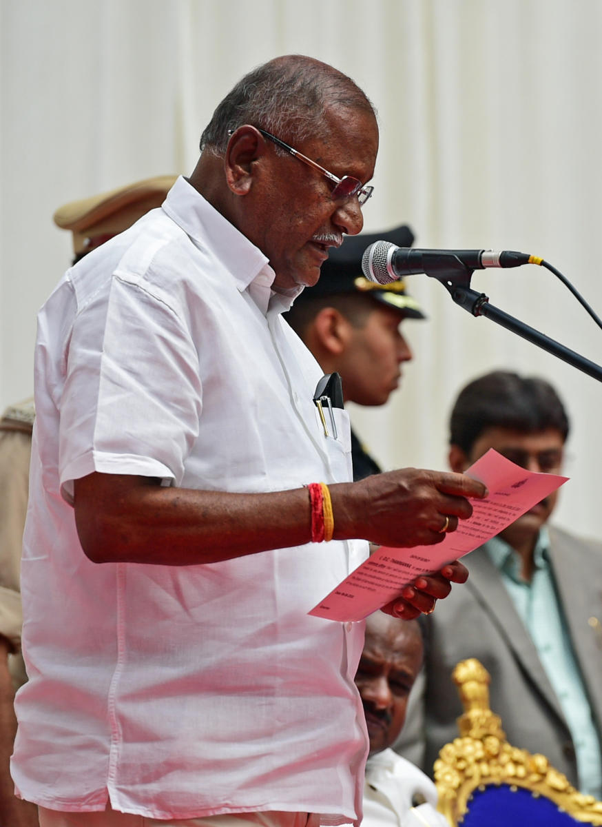 Karnataka govt mulls giving students free bus passes