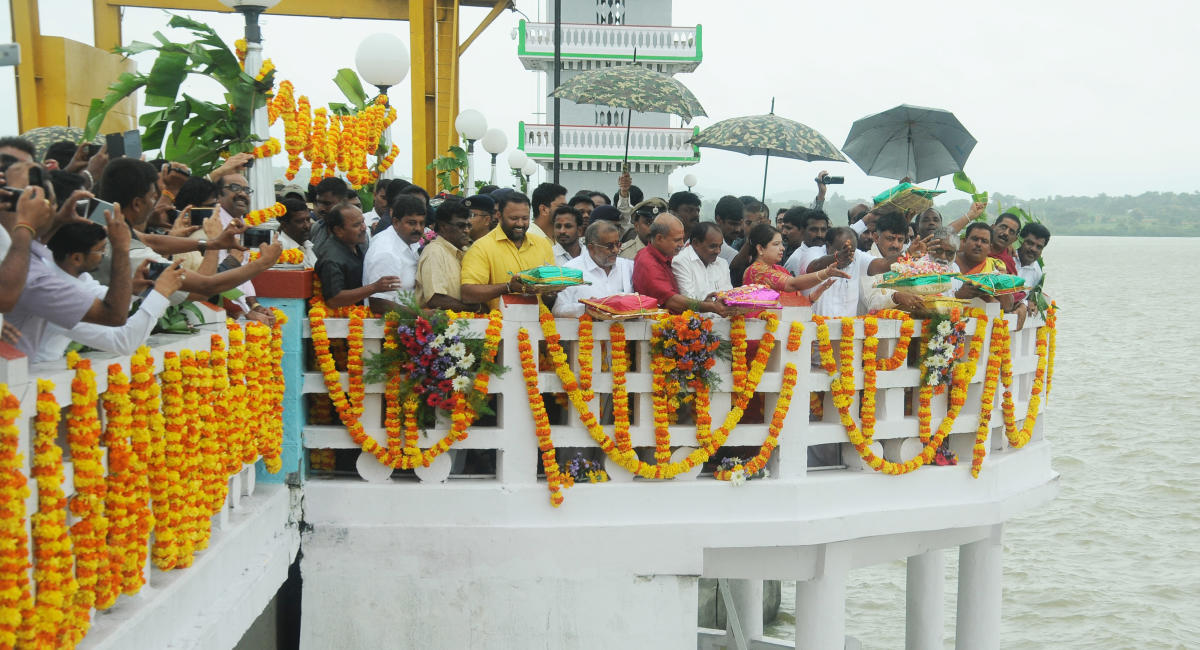 Kumaraswamy offers bagina at Kabini reservoir