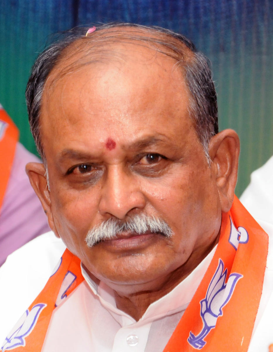 Bellary BJP nominee, wife in different parties
