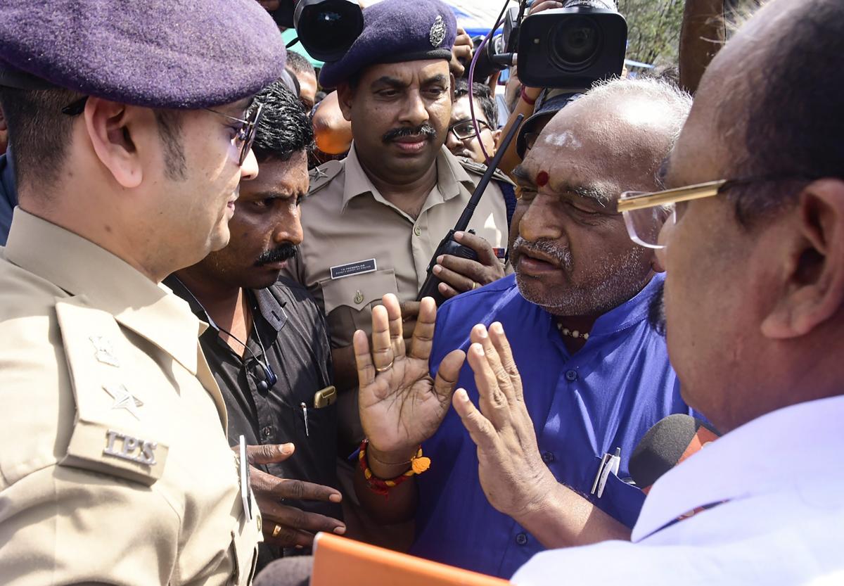 Sabarimala: Part of Union Min's convoy stopped