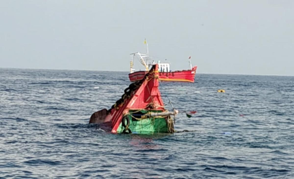 Fishing boat capsizes near Devgad