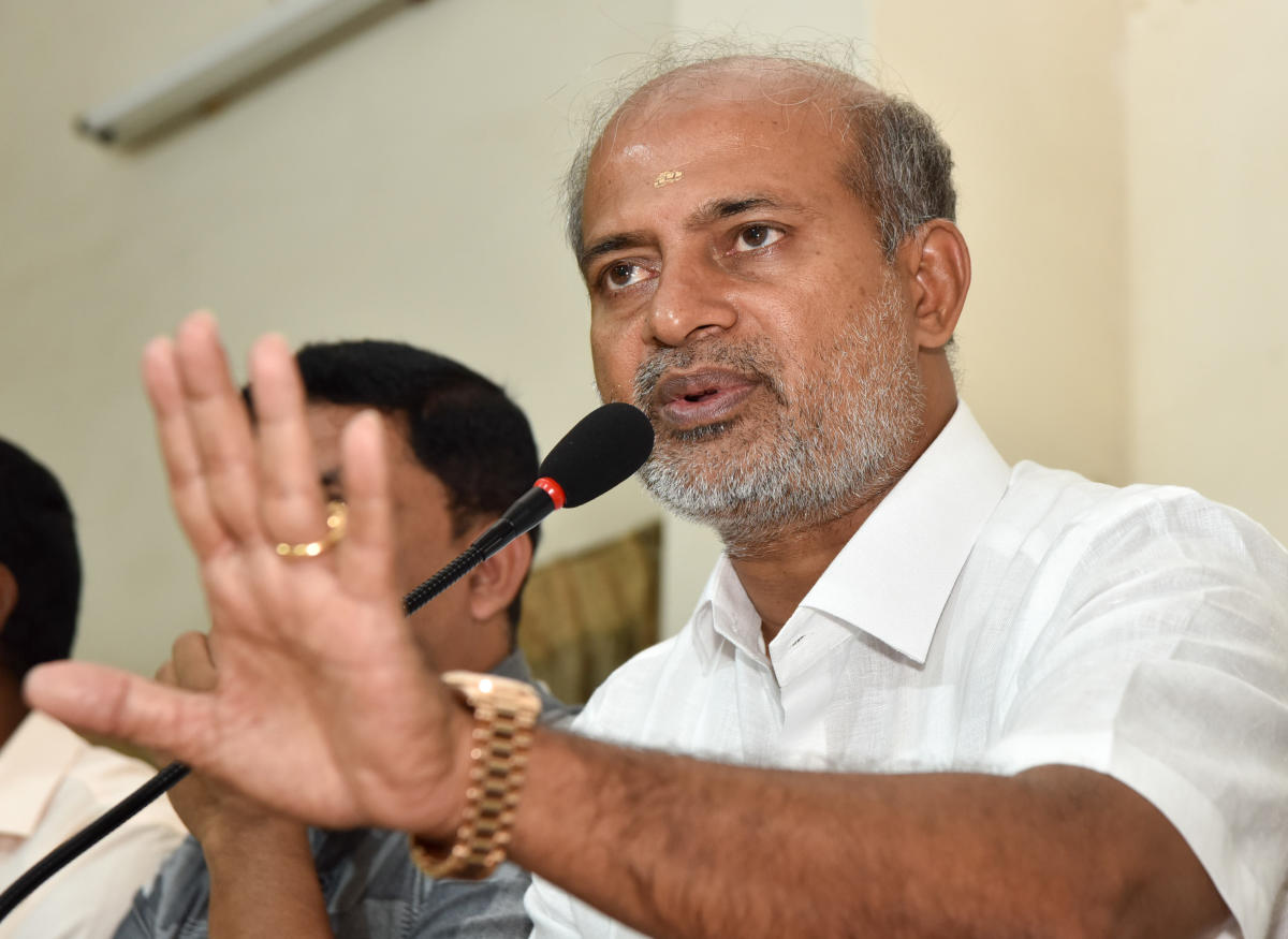 CM is not having fun at resort, says Mahesh