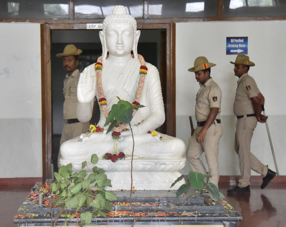 BU idol row reaches Raj Bhavan