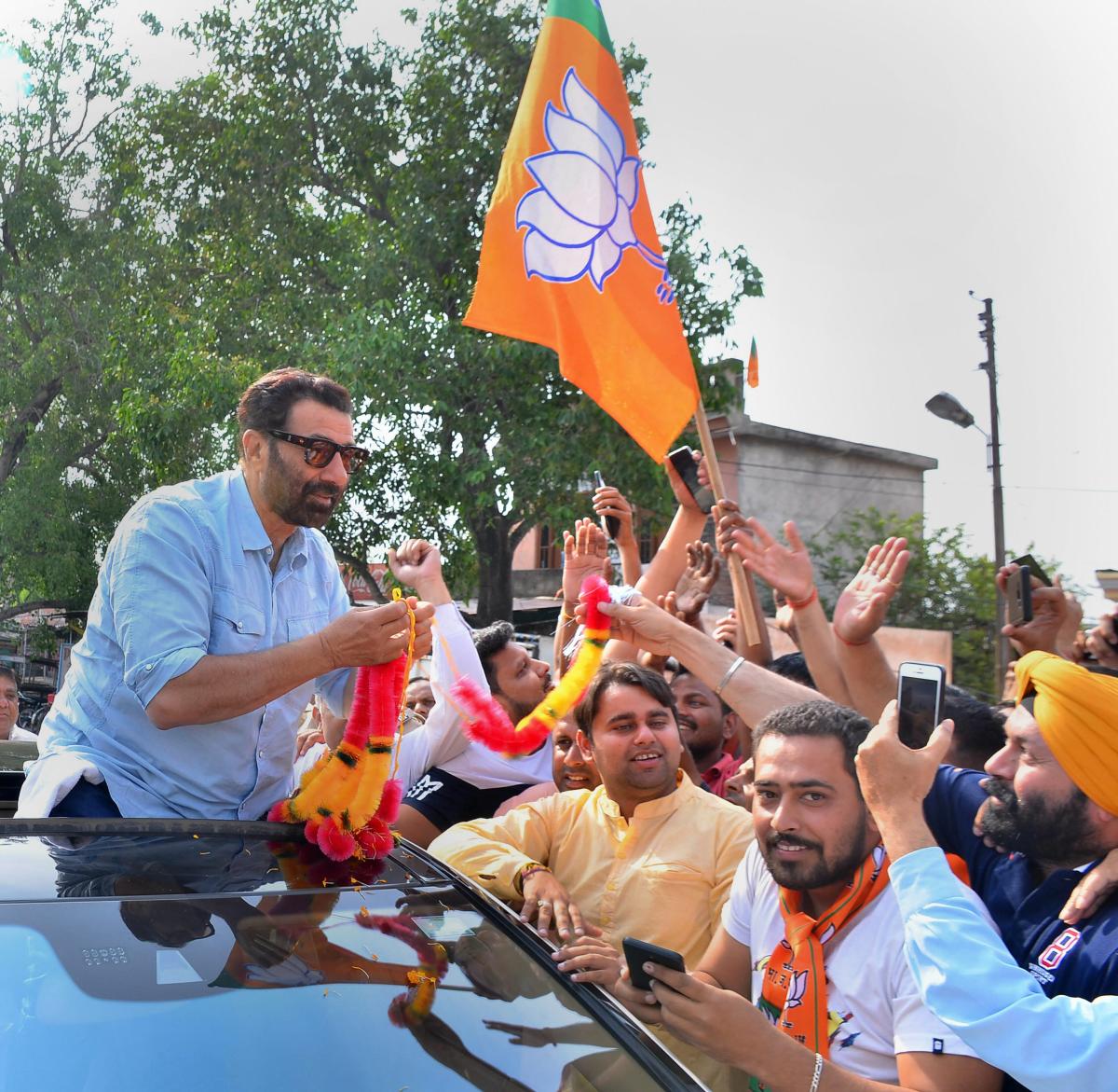 Sunny Deol leads in Gurdaspur; feels happy