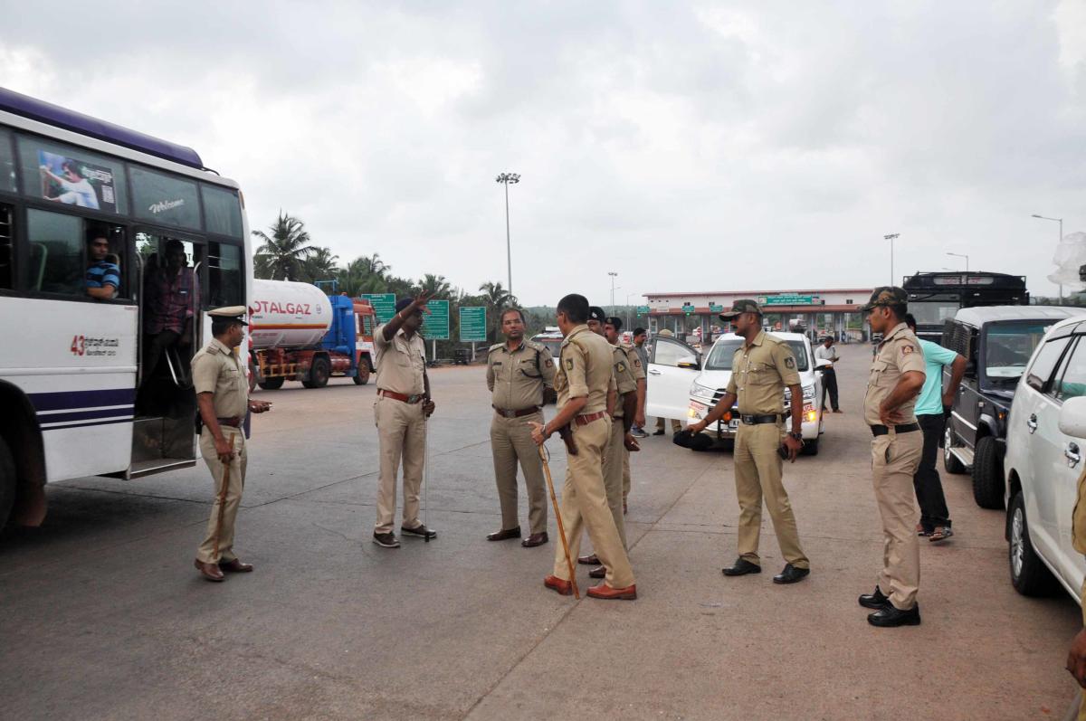 Muslim League workers throw stones at cops