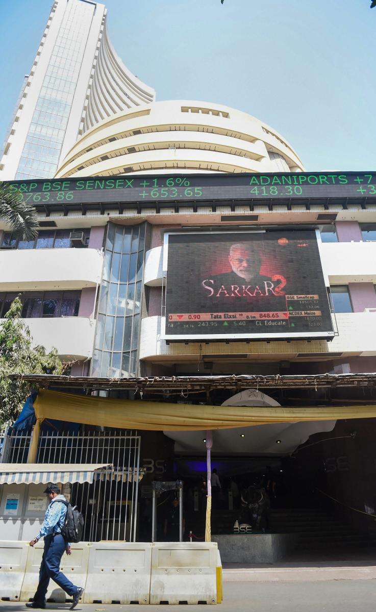 Sensex sheds 248 pts; banking stocks drag
