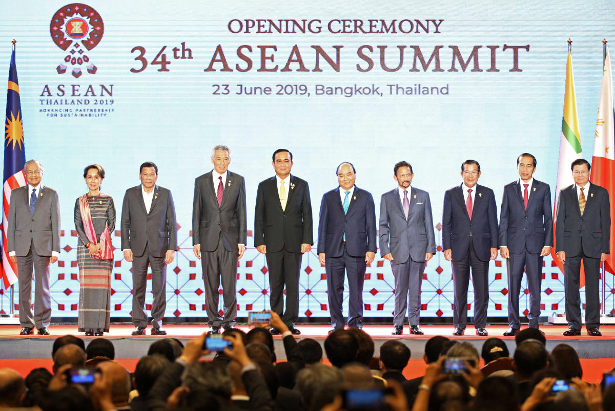 Leaders slam protectionism at ASEAN summit