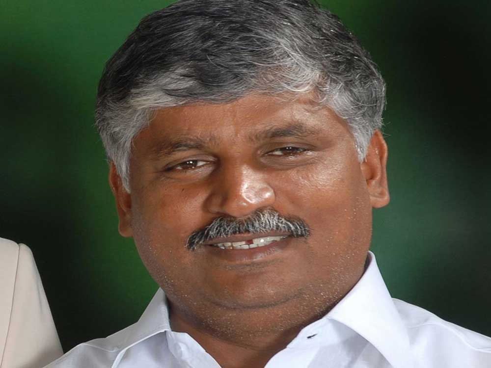 I-T officials carry out raids on Puttaraju's residence