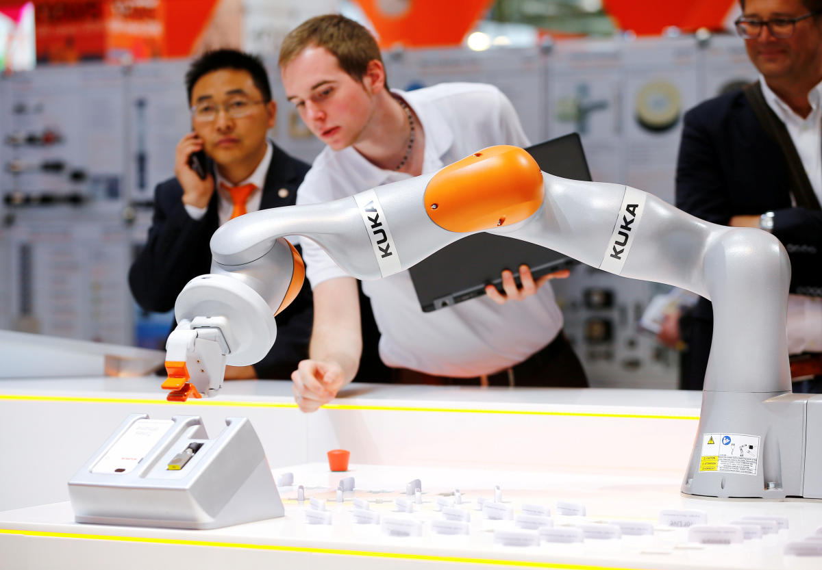 AI controls robotic arm to pack boxes, cut costs