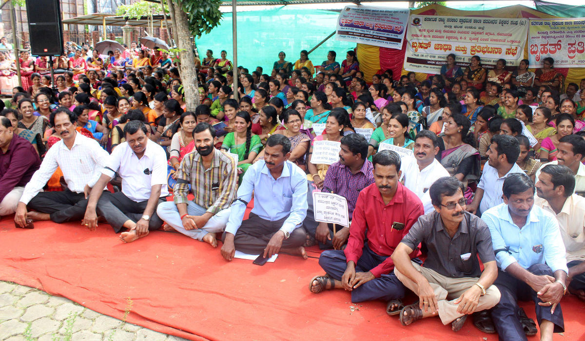 Teachers protest recruitment to higher primary schools