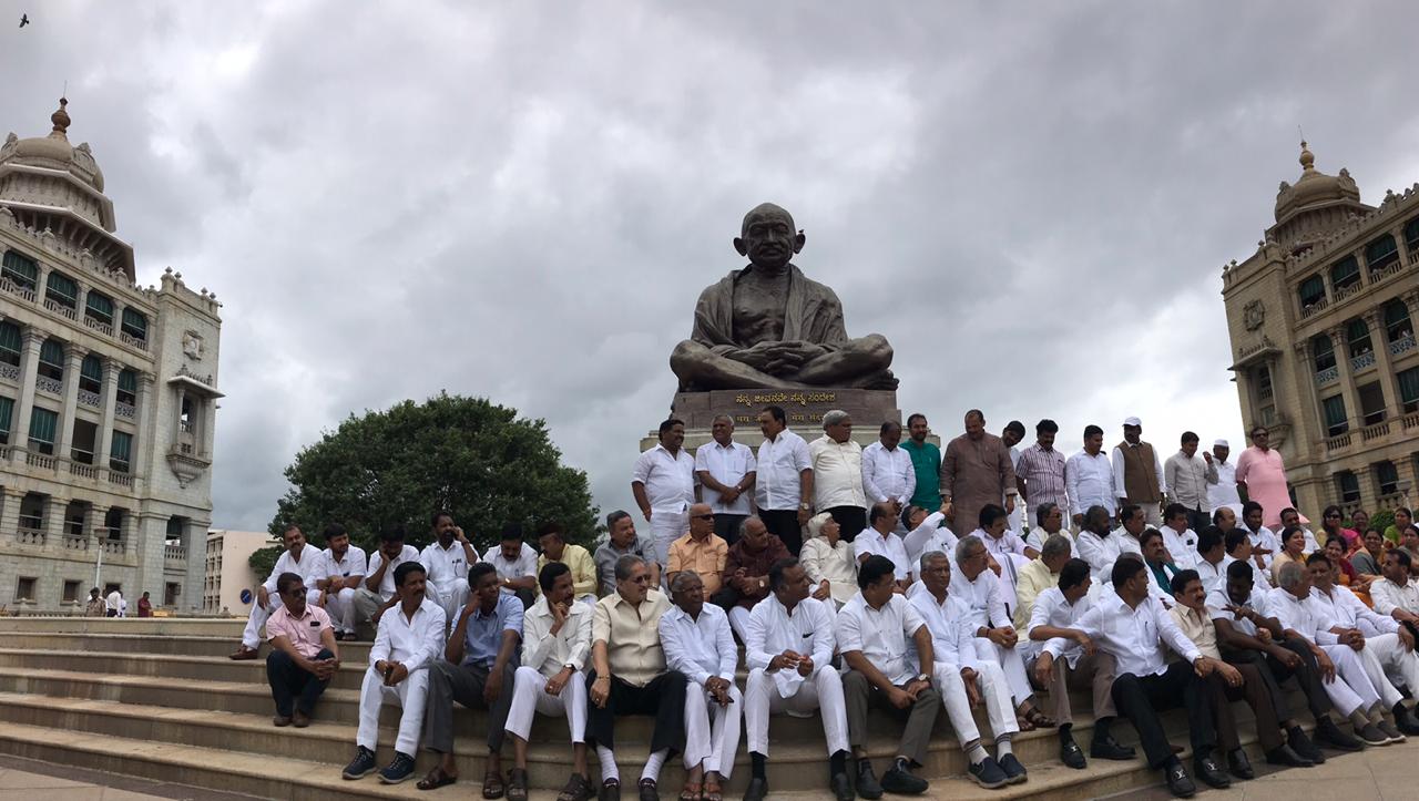 Cong holds dharna, accuses BJP of destabilising govt