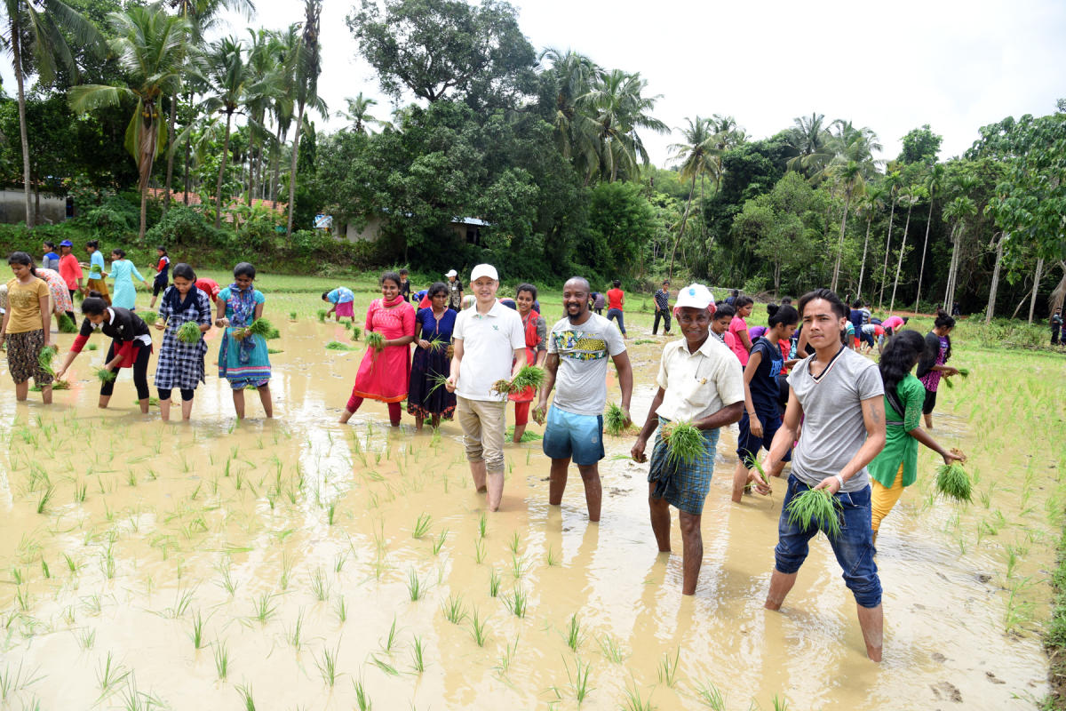 Foreign students get a slice of village life 