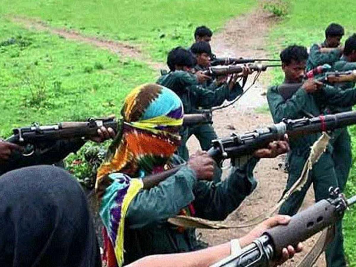 Naxals set ablaze six vehicles in Maharashtra