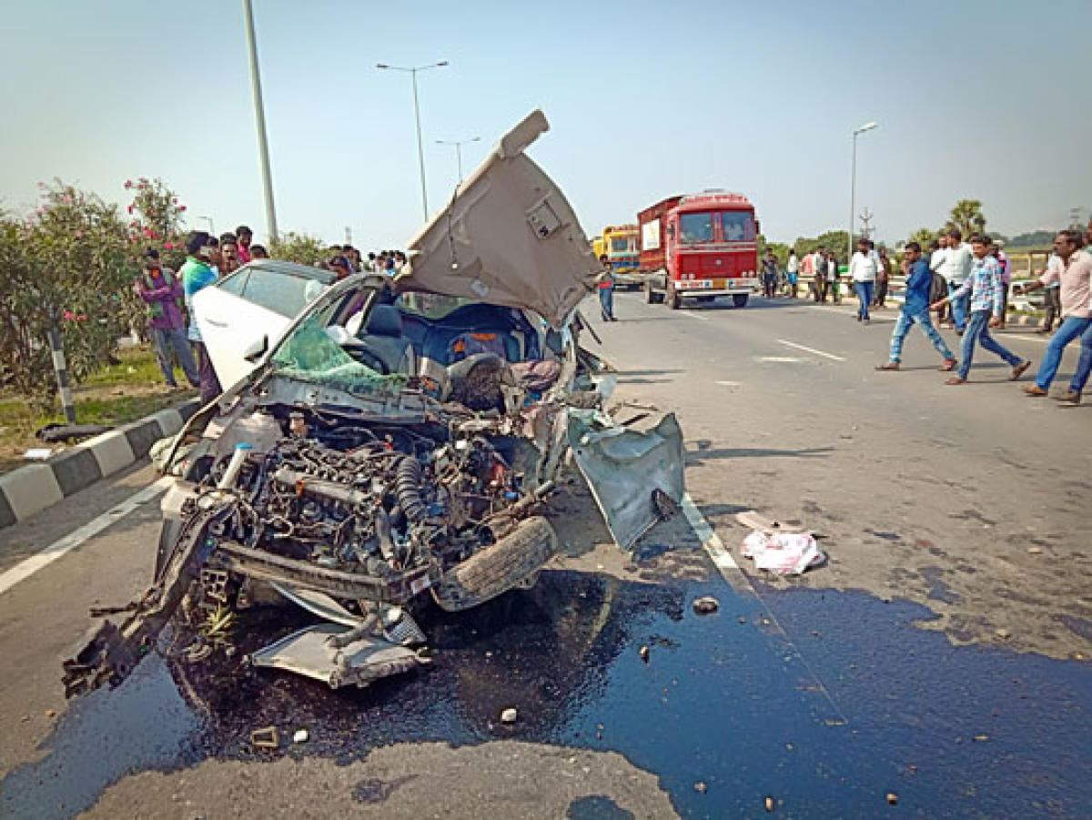 AP: 4 students enroute New Year's party die in accident