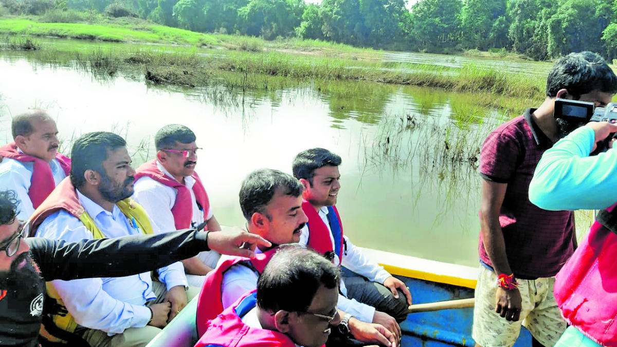 Boat service connects Valalu and Mugeradka