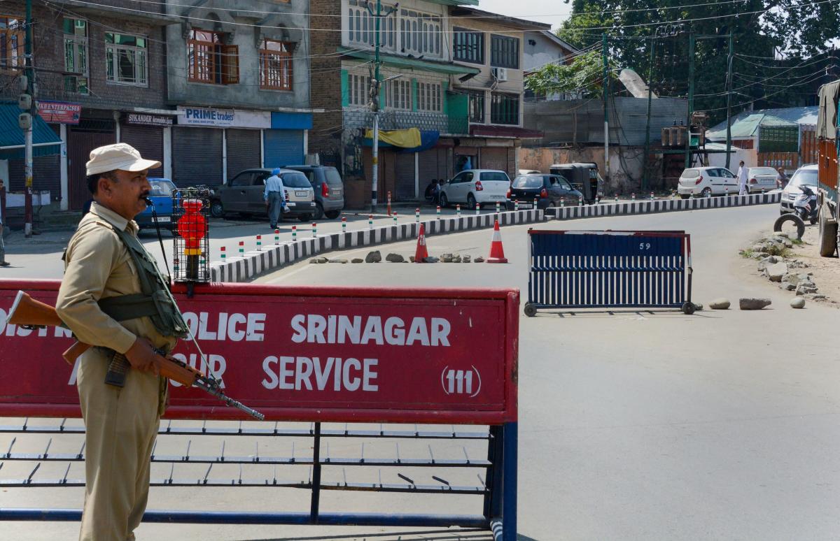 Uneasy calm prevails in Kashmir 