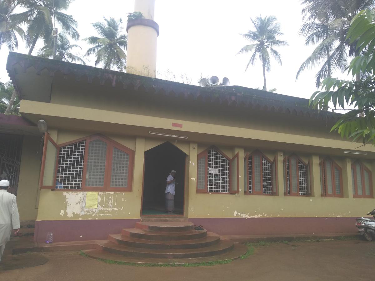 Bhatkal: ruins by the riverside