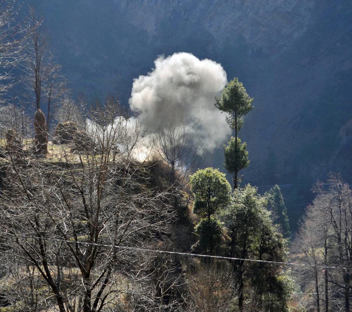 Pak targets border outposts in Samba-Kathua sector