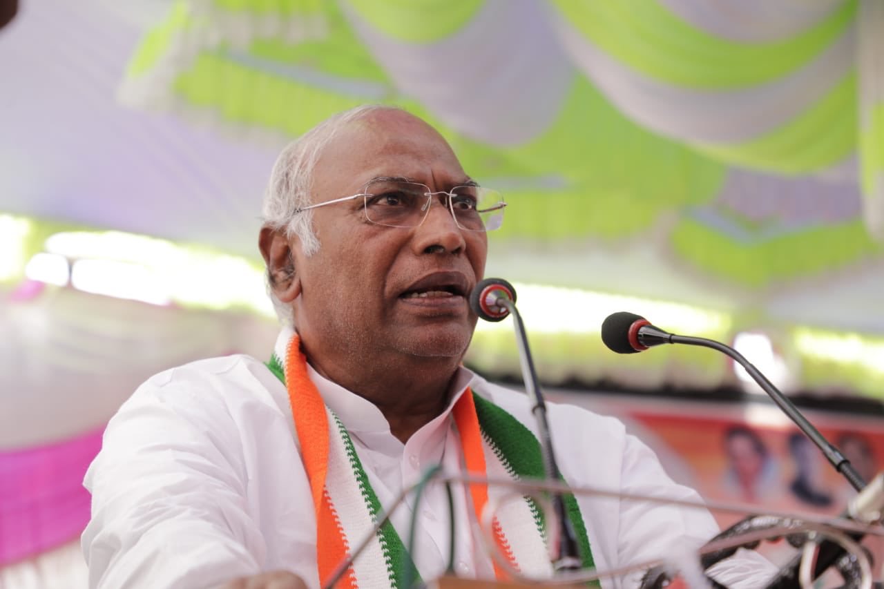 Kharge meets Maharashtra Cong MLAs to discuss impasse