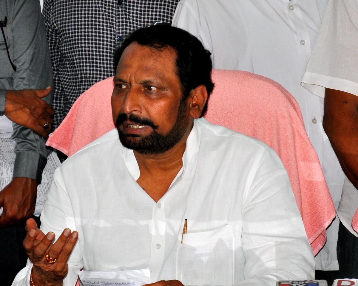 Bypoll heat sees CM pacifying Savadi, Shankar