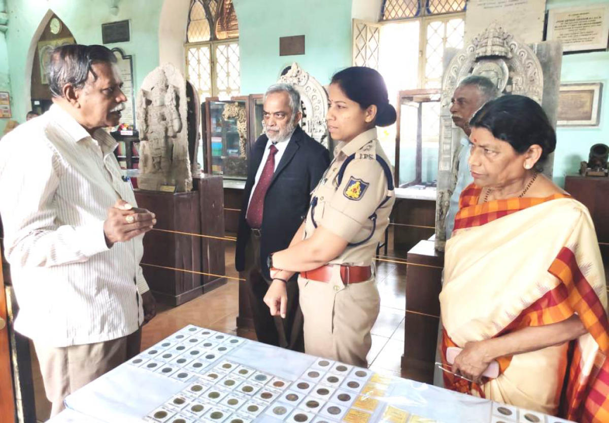 Ancient coins, notes draw crowds at exhibition