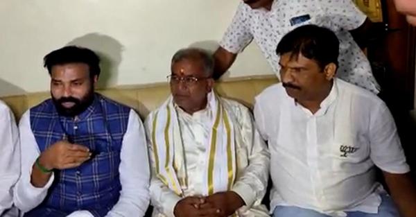 JD(S) leaders meet MLA G T Devegowda at his residence