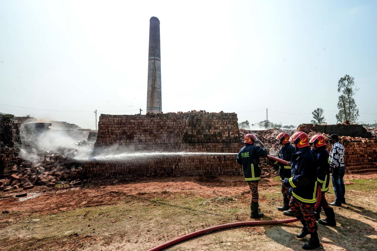 Bangladesh tears down brick kilns to fight toxic smog