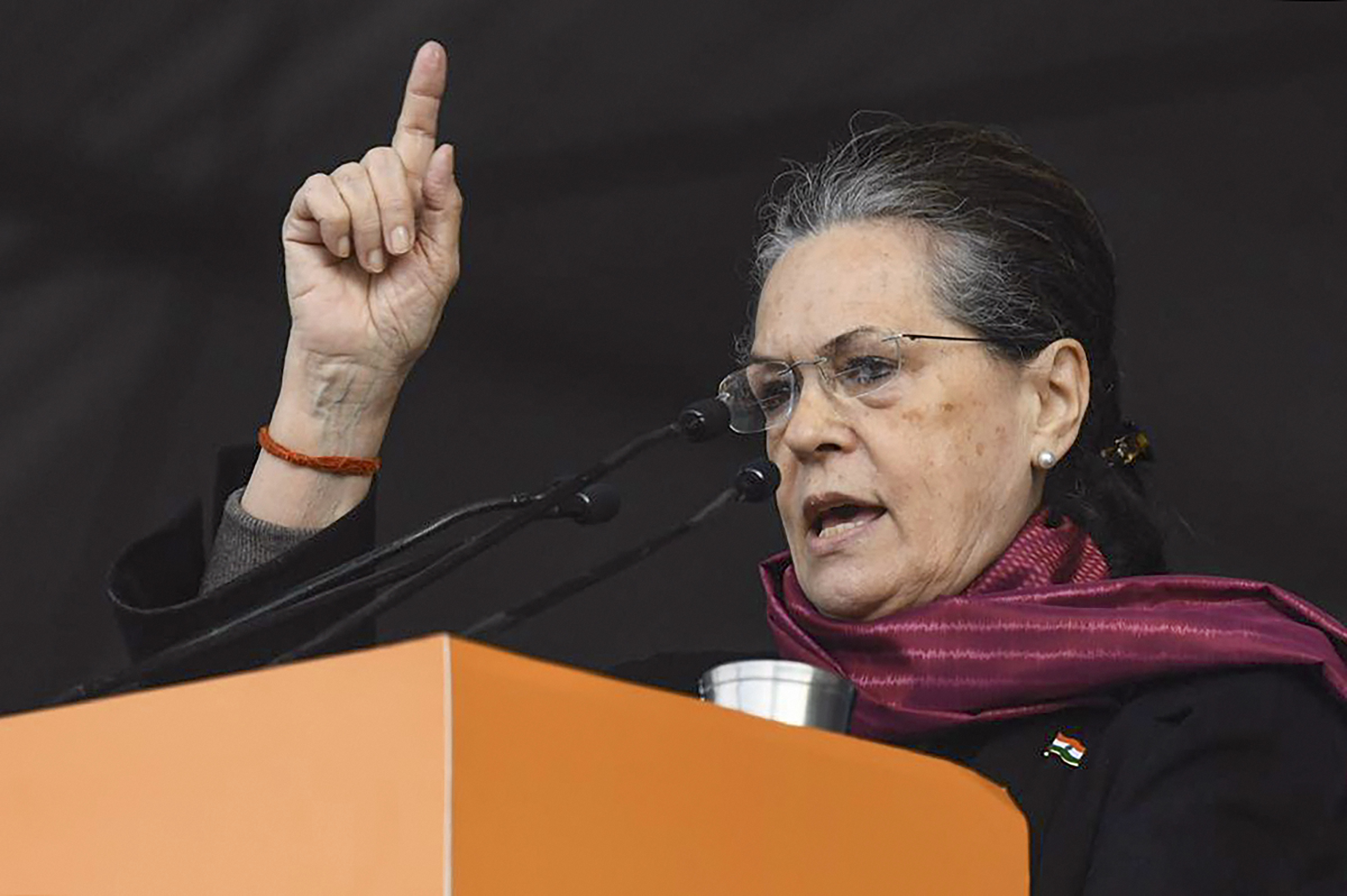 Mistry panel submit report to Sonia