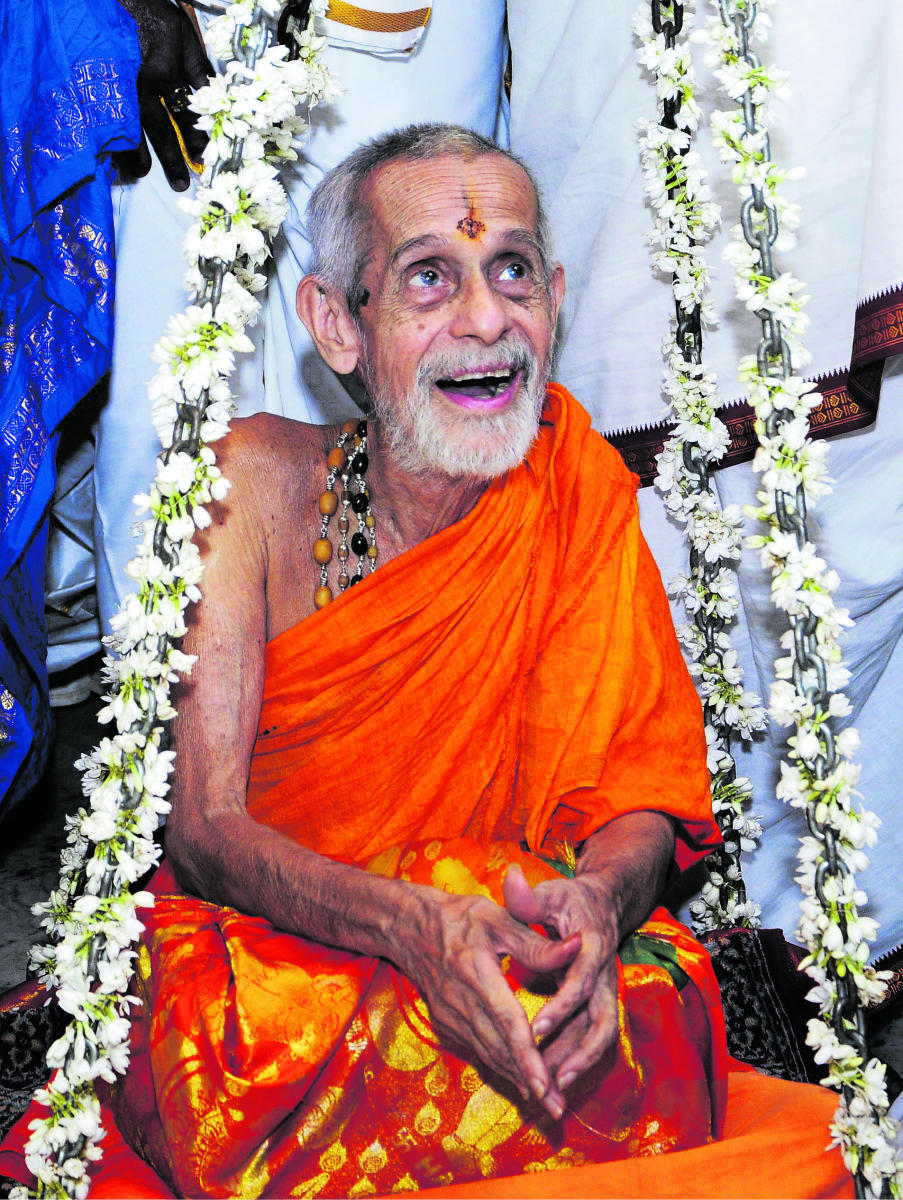 Pejawar Mutt seer had miraculous escape in car accident