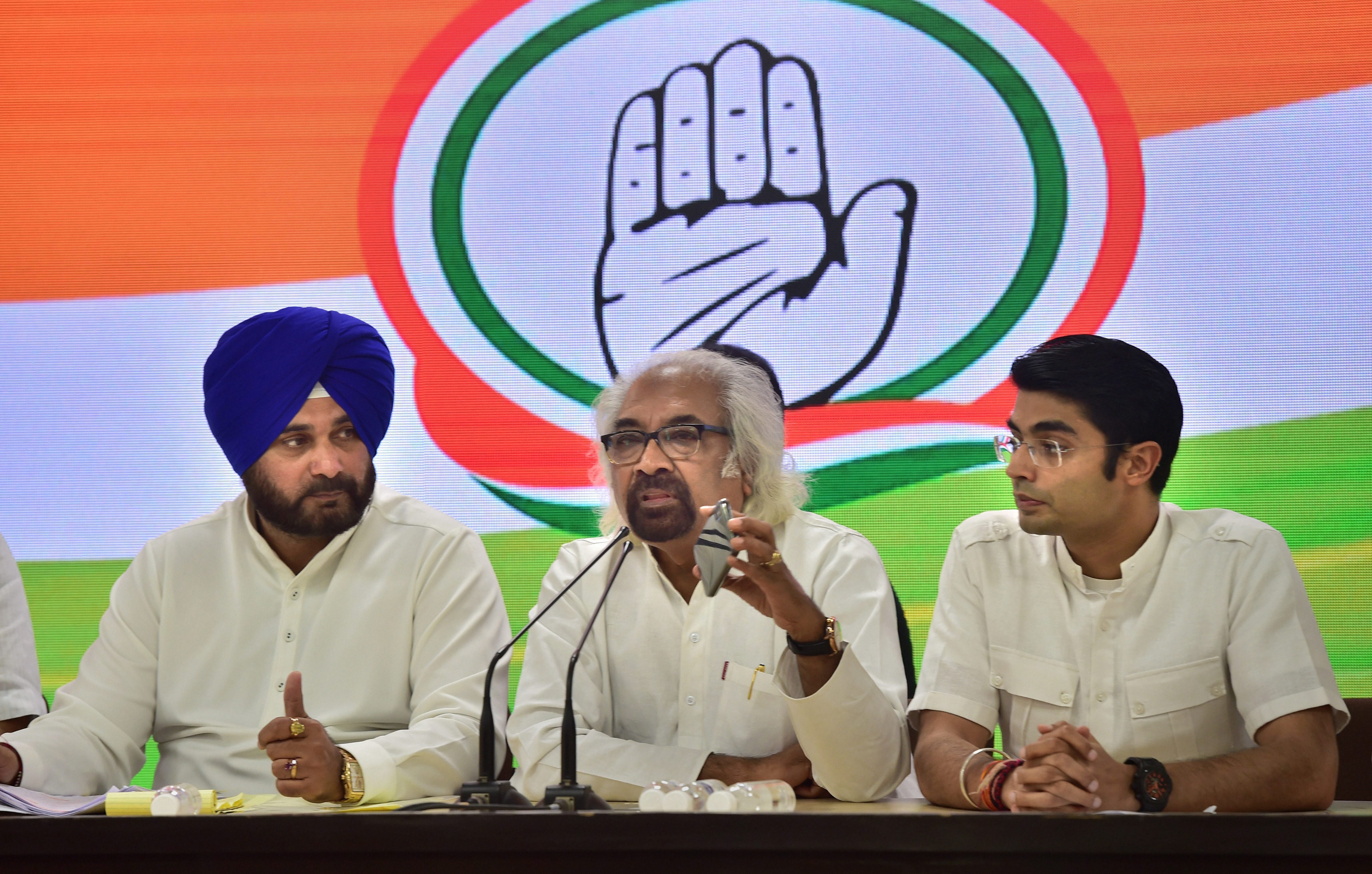 Gandhi doesn't need certificate from cadre of Britishers 'chamchas': Congress slams Hegde