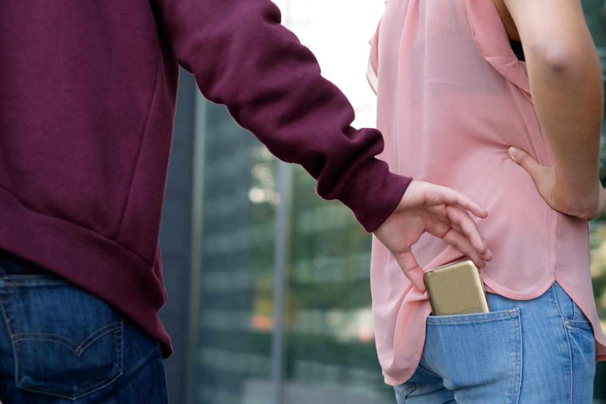 Guard yourself against phone snatchers