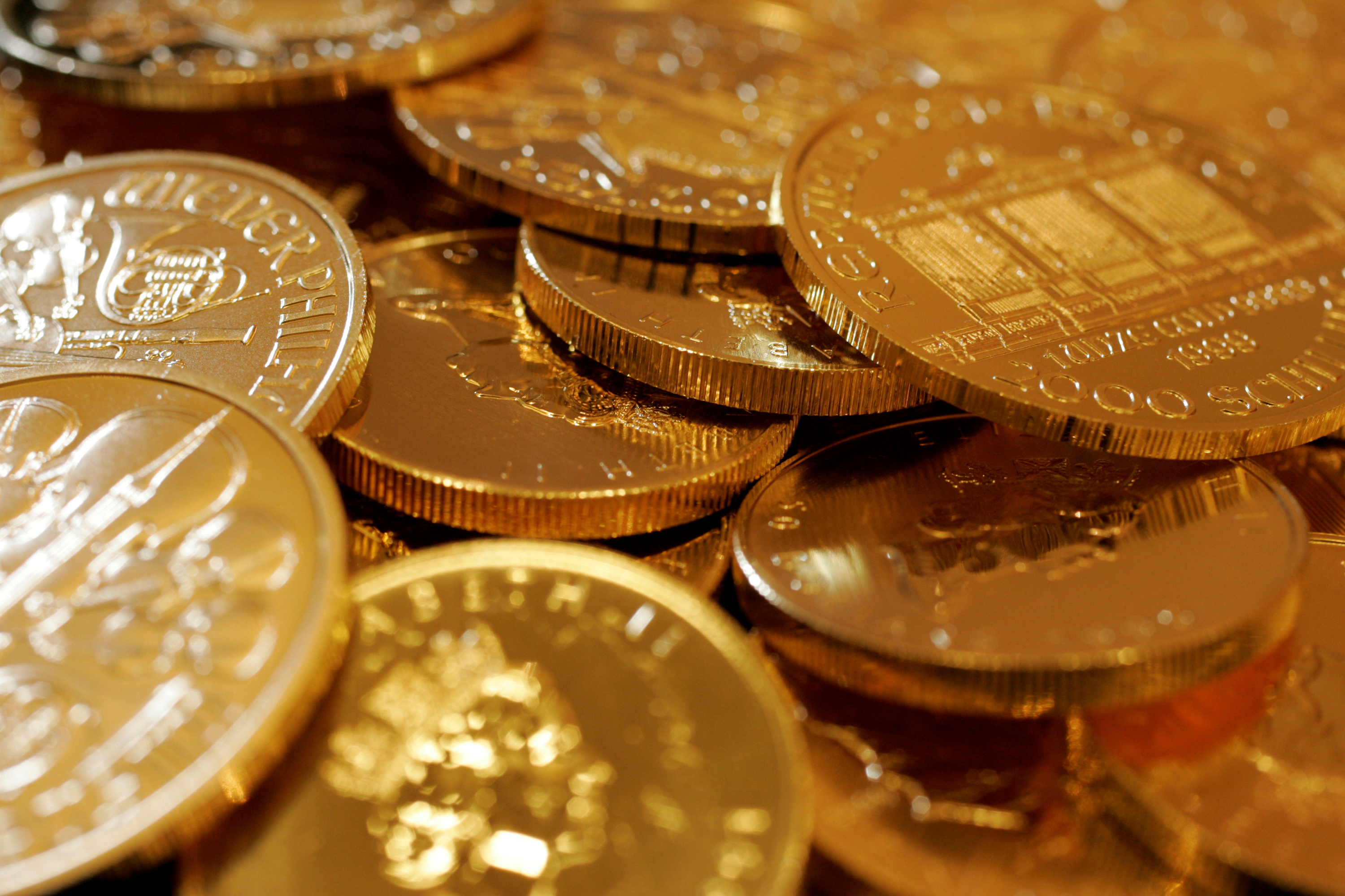 Gold futures fall 0.91% on weak global cues