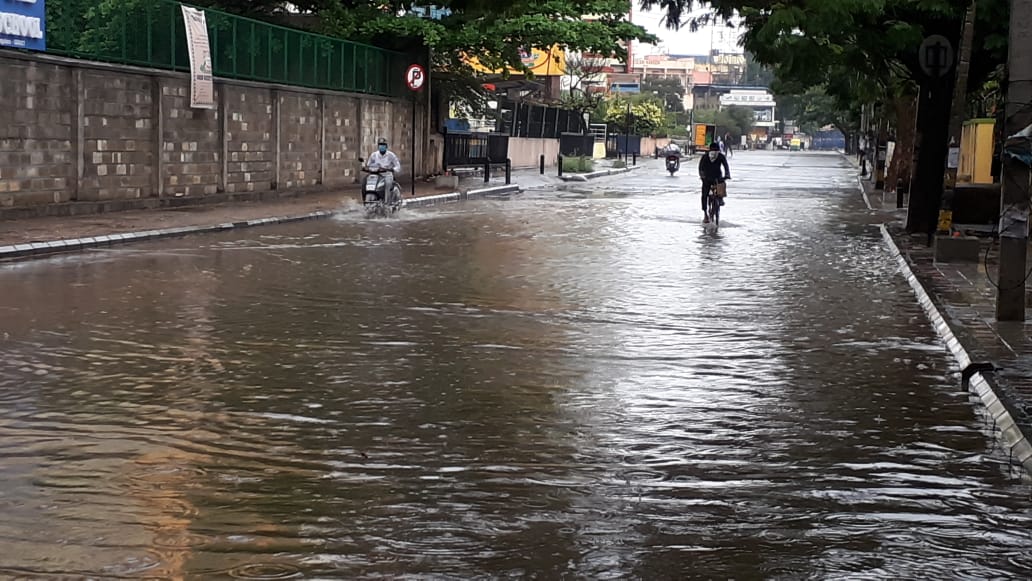 Heavy rain lashes Bengaluru, 16 families shifted to safety in Laggere