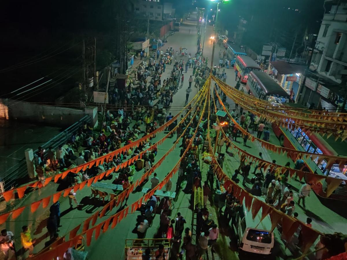 Social distancing violated when labourers boarded buses.