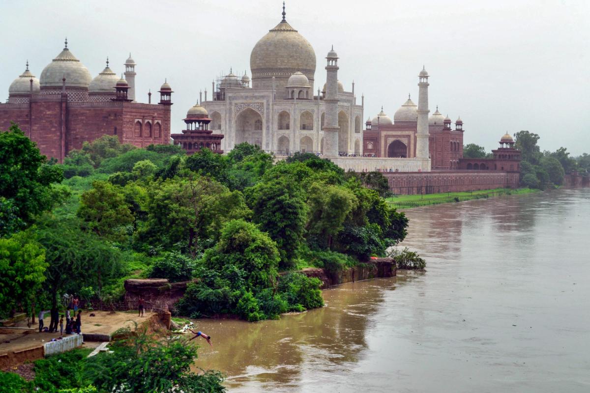 SC asks for larger perspective on protecting Taj Mahal