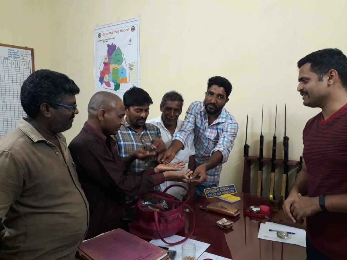 Villagers return lost gold jewels to owner