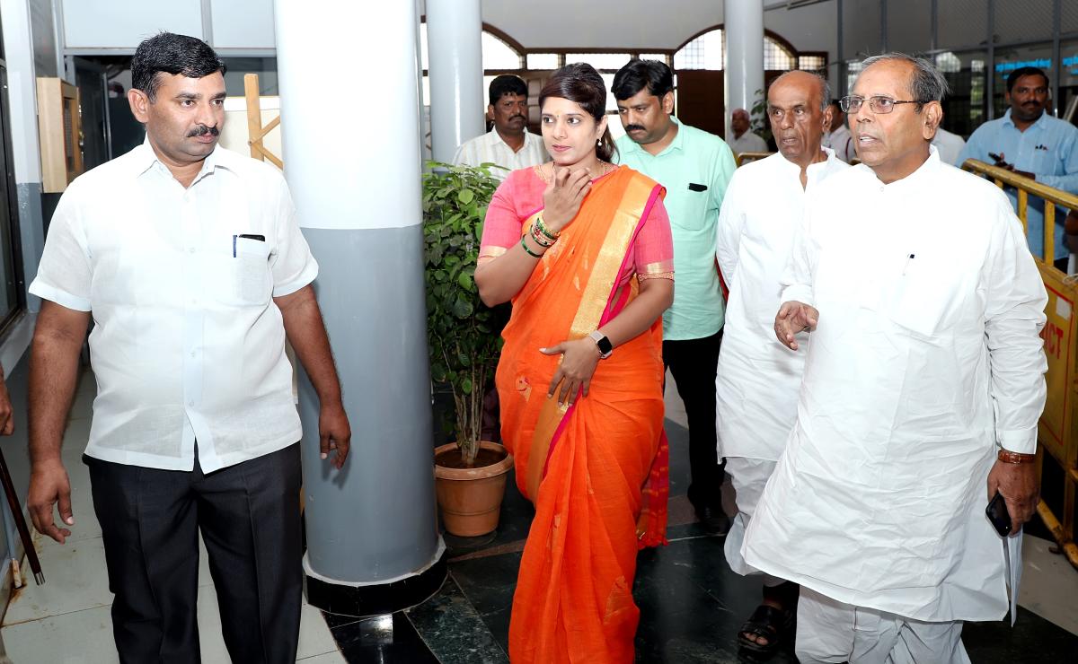 Veena Kashappanavar files papers, richer than spouse