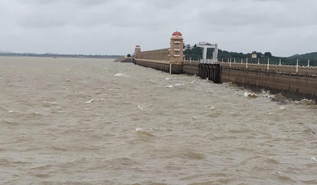 Tungabhadra dam gets 4 tmcft in 24 hours