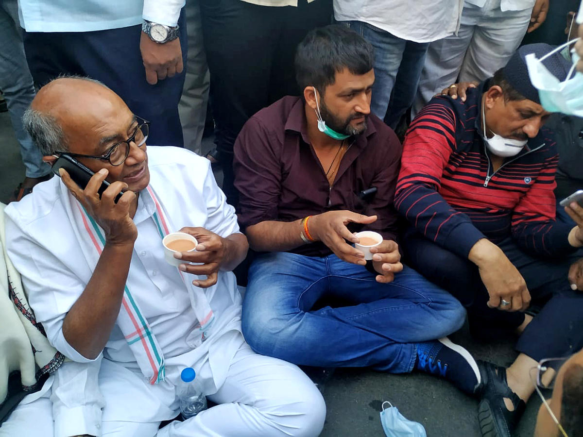Digvijaya cries foul, says cops stopped him from meeting MP MLAs