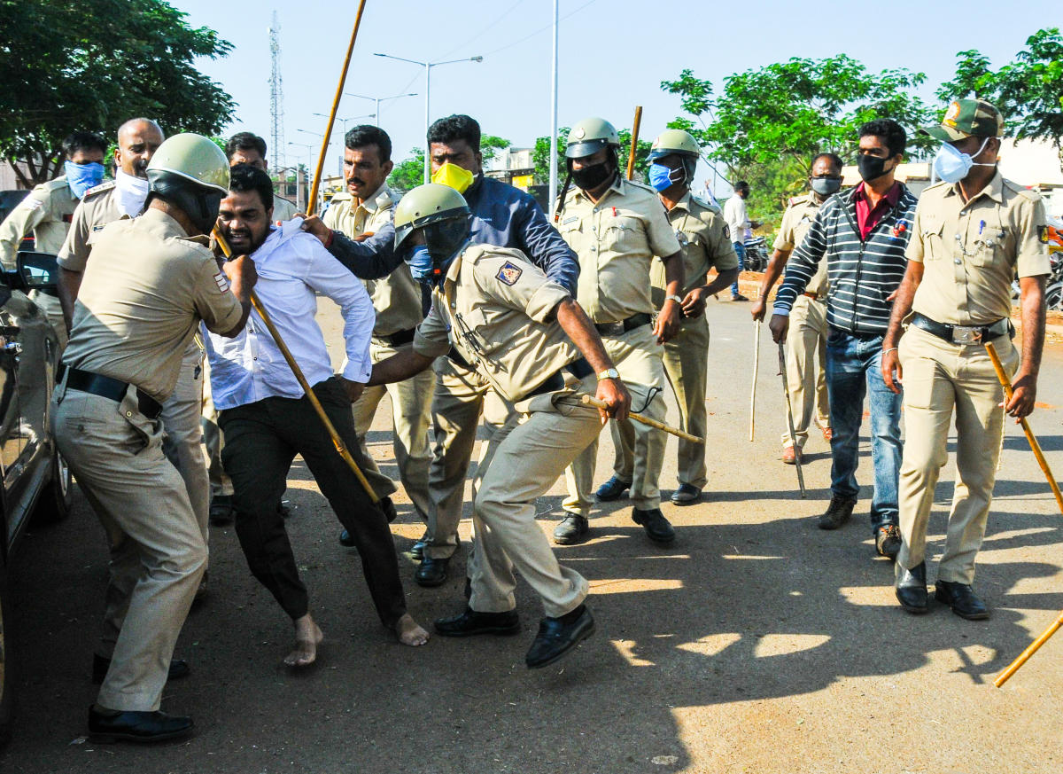 Police wield batons to disperse crowd at Hubballi APMC yard