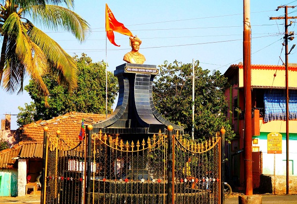 Raja Yashwantrao Mukne's bust greets visitors as it stands in the middle of the city.
