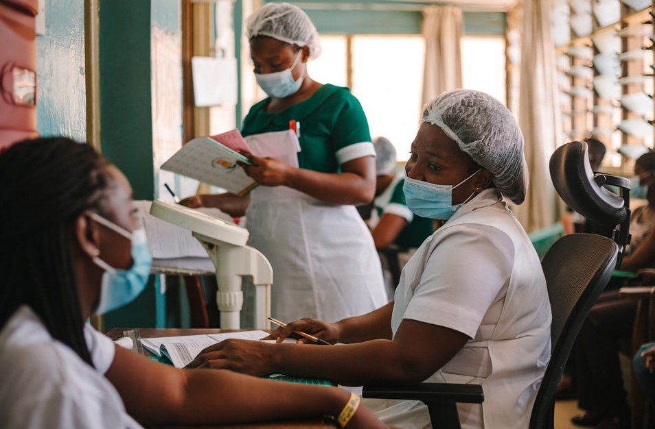 Apple’s support for the Global Fund’s COVID-19 Response has helped fund programs that mitigate the impact of COVID-19 on existing HIV/AIDS programs. Credit: Apple