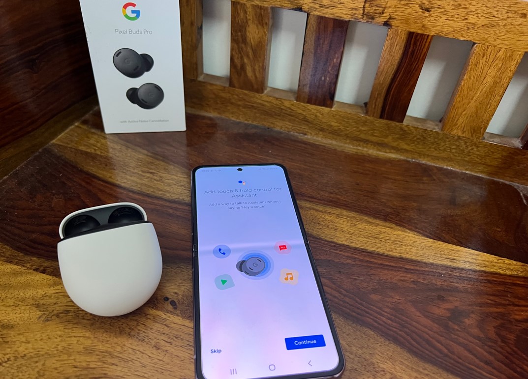 Google Pixel Buds Pro with Samsung Galaxy ZZ Flip4. Credit: DH Photo/KVN Rohit