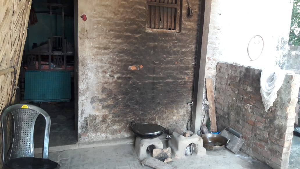 HOME TRUTH: This is Kanhaiya Kumar’s ancestral house.Bereft of Centre’s ambitious scheme ‘Ujjwala Yojna’ where a BPL card holder gets free LPG connection,Kanhaiya’s mother Meena Kumari uses this ‘mitti ka chulha’ to cook food. (DH Photo/Abhay Kumar)