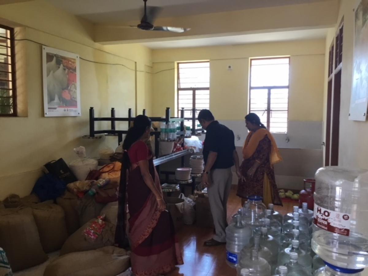 Volunteers at the kitchen of Apna Ghar — the reliefcentre in Palakkad. DH Photo/ E T B Sivapriyan