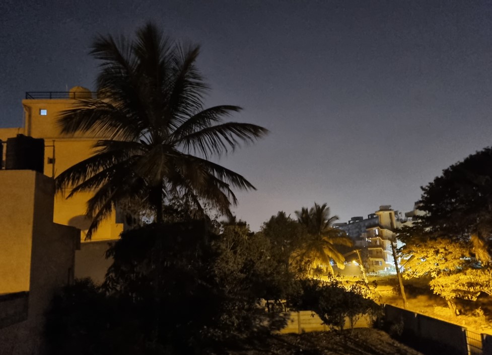 Samsung Galaxy S21 FE's camera sample taken at night. Credit: DH Photo/KVN Rohit