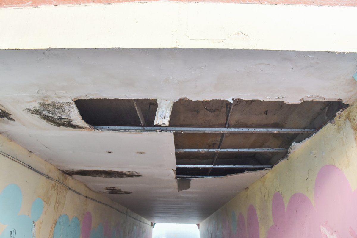 The false ceiling isn’t so great, and this subway isused by beggars.