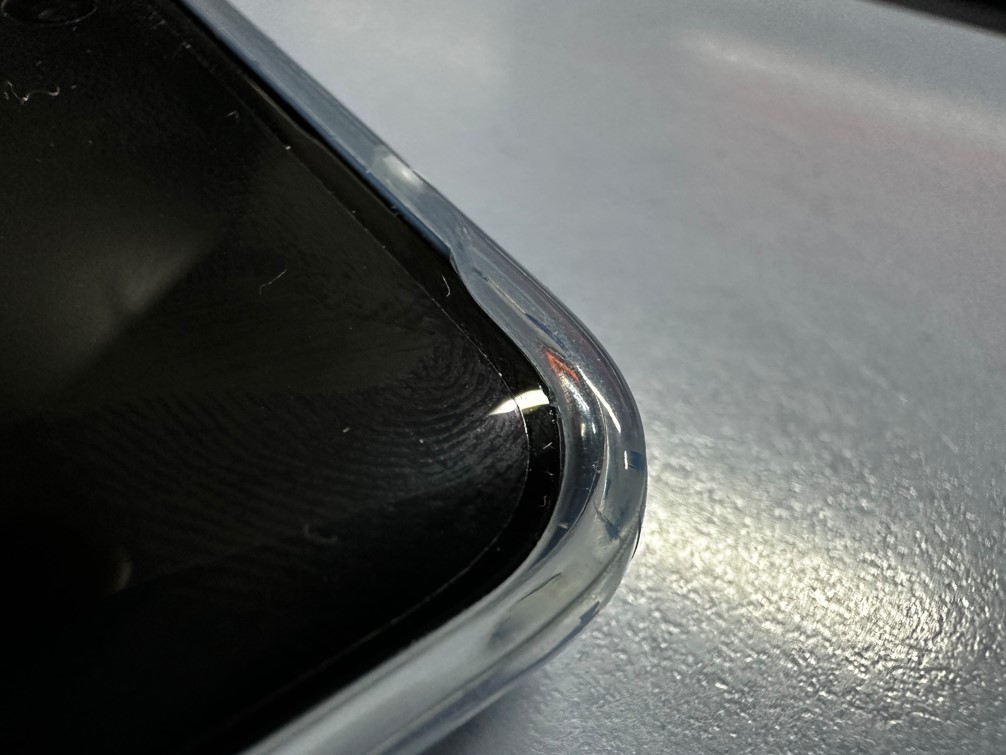 Vivo V27 comes with a free soft silicone-based case with a retail box. Credit: DH Photo/KVN Rohit